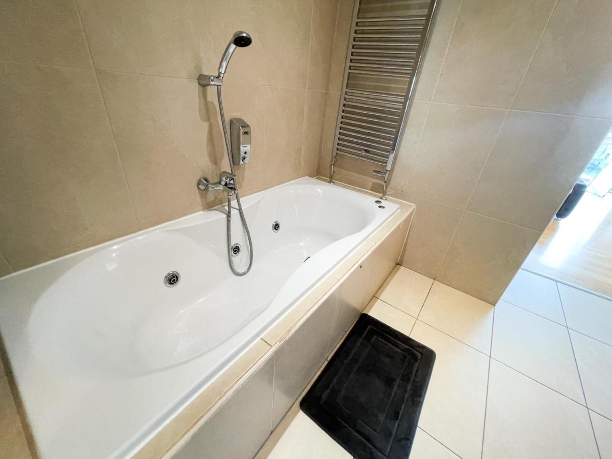 City Centre 2-Bed Apartment Parking Jacuzzi Bath Glasgow Dış mekan fotoğraf
