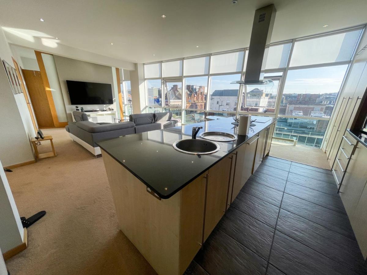 City Centre 2-Bed Apartment Parking Jacuzzi Bath Glasgow Dış mekan fotoğraf